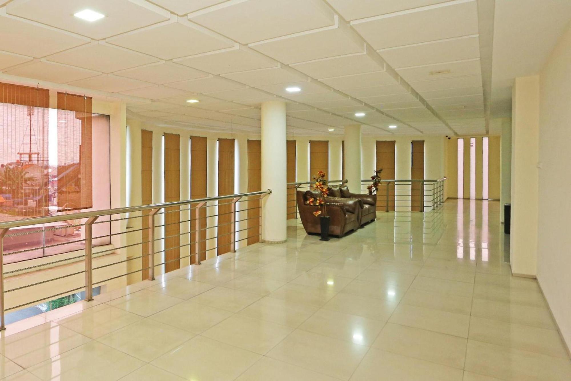 Super Oyo Townhouse Oak Fiducia Hotel 3*