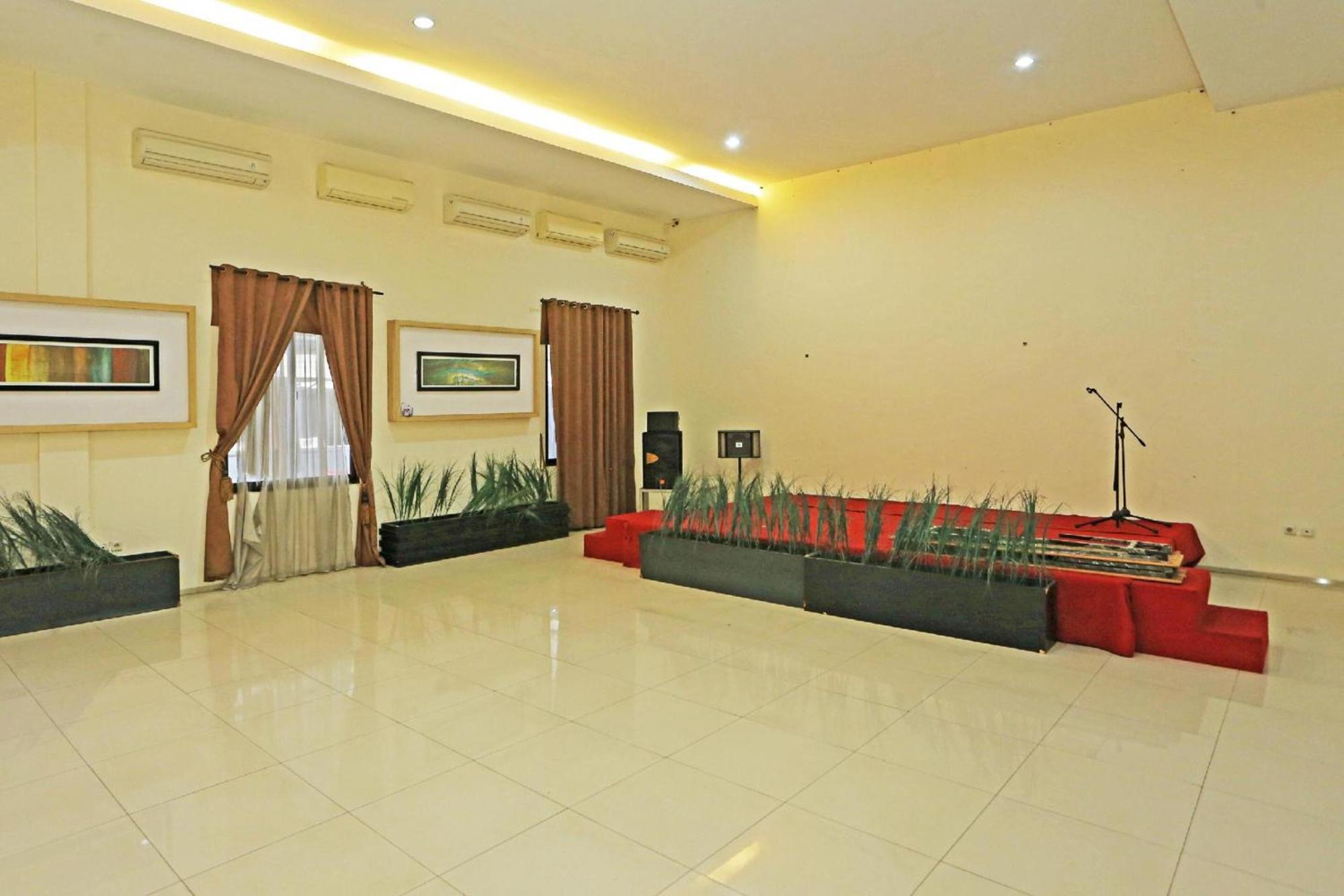 Super Oyo Townhouse Oak Fiducia Hotel Serpong